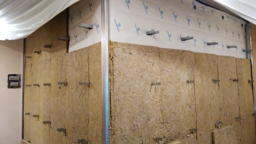 Шумоизоляция угловой стены коридора в квартире