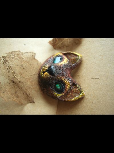 Необычная брошь "Кот-иллюзионист" (миниатюра, 4 см; авангардный стиль)