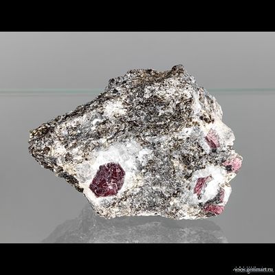 Корунд, фрагмент кристалла в слюдите. Рай-Из массив. ЯНАО. Россия.  53*45*30мм