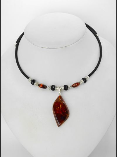 Колье на пружине с янтарем и бижутерией