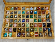 Коллекция камней (77 образцов по 2-3 см) в коробке 32*23*4 см, с крышкой, вес около 1700 г №23619