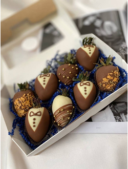 Бокс на 8 клубничек для мужчины