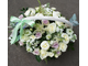 Нежный белый букет в корзине: пионы, вероника, белые розы, нигелла, сиреневые розы, маттиола
