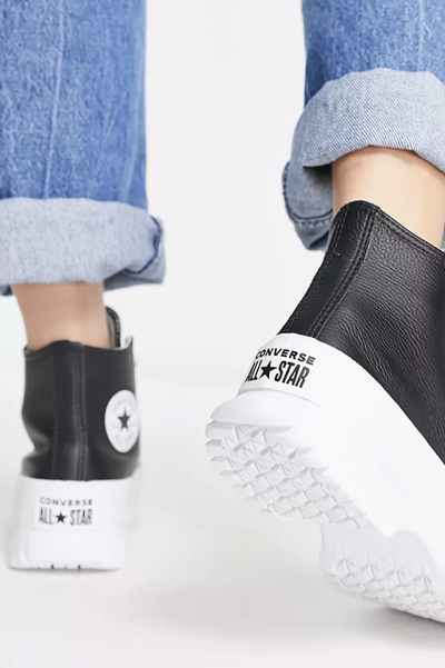 С чем носить Конверс Chuck Taylor All Star черные кожаные на платформе A03704C