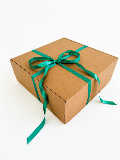 Большая подарочная коробка GILEV 37х37х14см с зеленой лентой и наполнителем крафт