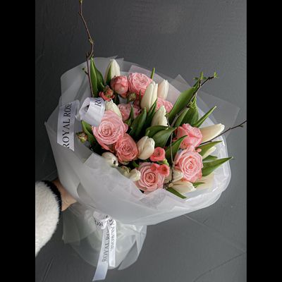 Букет «SPRING PEONY ROSE» из пион-ых роз и тюльпанов