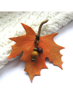 Кленовый листок, небольшая брошь из кожи с яшмой (мукаит)