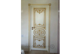 Фото: дверь Барокко установка ванная комната. Вместо обычных наличников применена отделка пилястрами с розетками. Дверь и погонаж патенированны золотом.