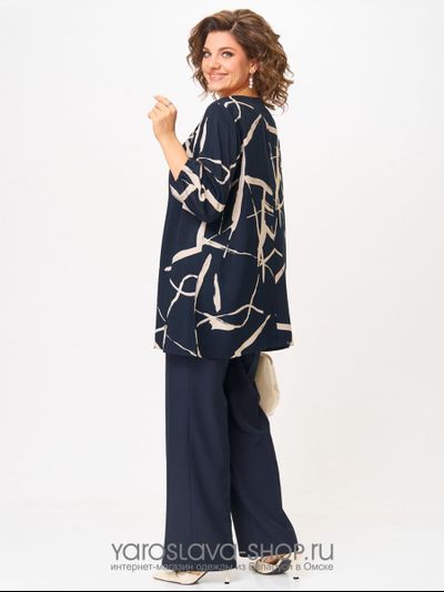 Нарядный брючный комплект в синем цвете с бежевой блузкой