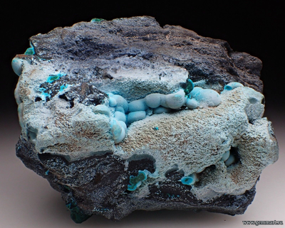 Хризаколла и прожилки малахита на породе. 75*41*57мм. Конго.