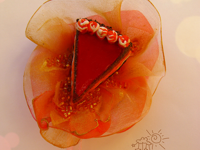 Вкусный тортик. Брошь в виде тортика с кремом из полимерной глины