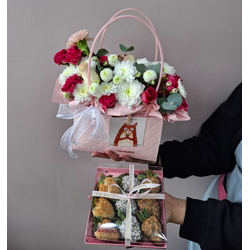 цветочная сумочка и клубника в шоколаде