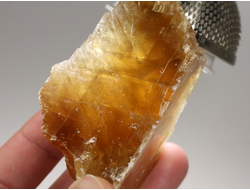 Кальцит медовый, исландский шпат, скол по спайности, Россия (74*54*42 мм, 141 г) №38063