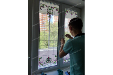 Монтаж пленки на окно балкона-лоджии в квартире