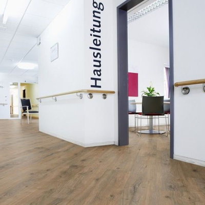 Биополы Wineo PURLINE 1000 wood Valley Oak Soil PL041R в интерьере офиса