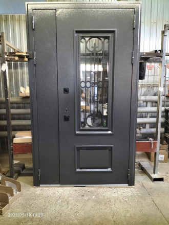 Металлическая входная дверь с ковкой «Виладж» мрамор натуральный