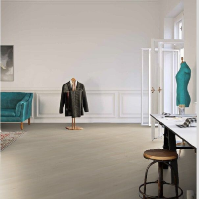 Декор ламината Wineo Дуб Дикий Белый LA184XXLV4 в интерьере комнаты