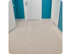 Плинтус ХДФ Dollken S100 100мм Х 2,575 м 1248/1145 Бело-серый в интерьере 1