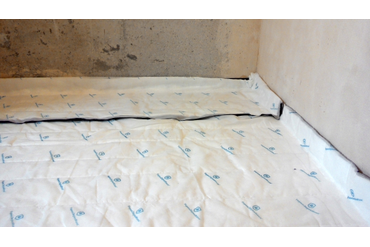 Материал "ТермоЗвукоИзол" имеет ширину 1500 мм. При укладке каждый последующий слой должен накрывать предыдущий не менее 70-100 мм. Стыки и места реза материала проклеиваются армировочным скотчем.