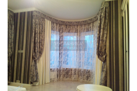 Шторы в эркере с бандо.