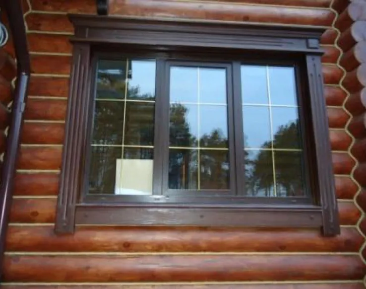 установка окна с ламинацией под дерево и золотой раскладкой внутри стеклопакета. .Суздаль