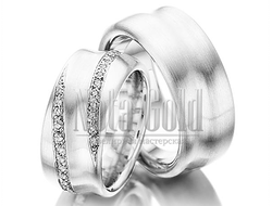 Обручальные кольца широкие из белого золота с бриллиантами в женском кольце с волнистым профилем