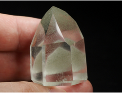 Кварц горный хрусталь с фантомами и хлоритом, кристалл полированный, Бразилия (38*29*26 мм, 40 г) №36851