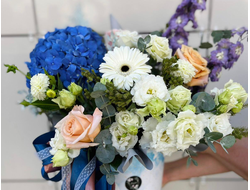 Шляпная коробка с гортензией "Королевский подарок"