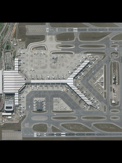 Купить греющую картину с фото аэропорта Гонконга