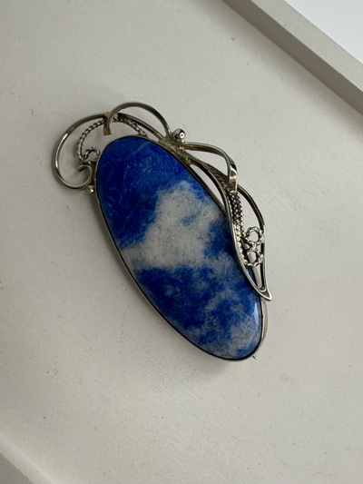 Броши с натуральными камнями в ассортименте