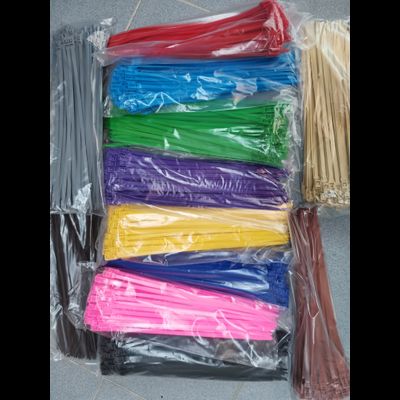 Разноцветные хомуты — стяжки для лабиринта