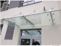 Стеклянный козырек на нержавеющих выносных кронштейнах и вантах