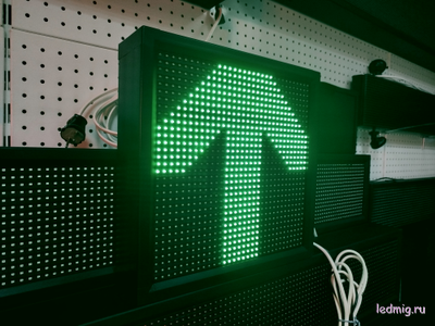 Светофор светодиодный односекционный знак "СТРЕЛКА" (въезд на парковку, паркинг) 370*370см