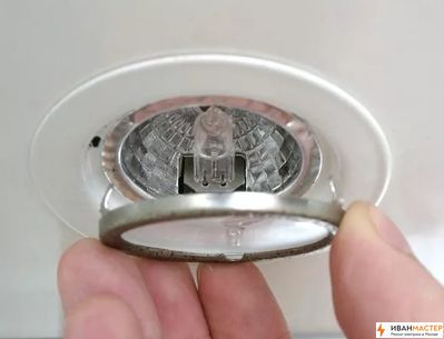 Замена точечных светильников на потолке квартиры ИВАНМАСТЕР