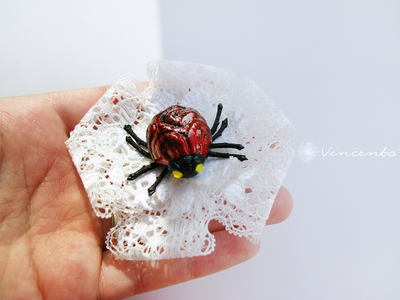 Необычная брошь с кружевом и жуком - "Хранитель"