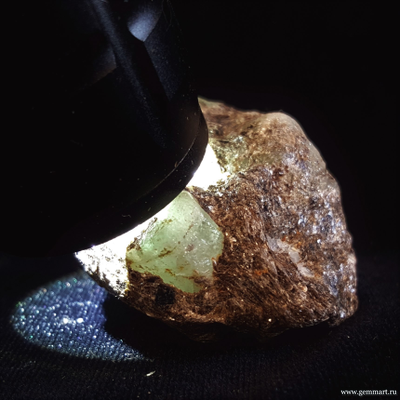 Берилл в слюдите. Россия. 45*32*28мм