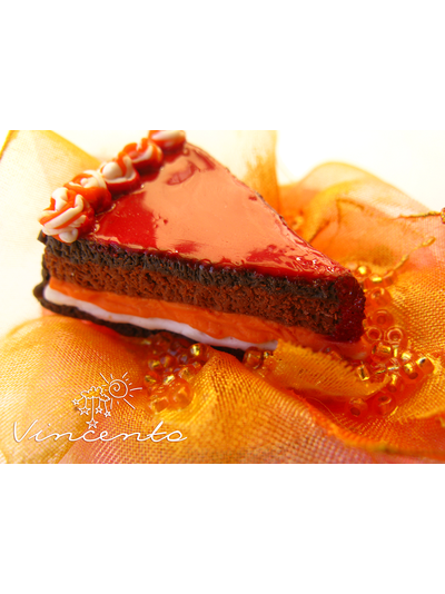 Вкусный тортик. Брошь в виде тортика с кремом из полимерной глины