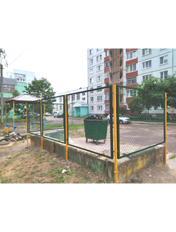 Мусорная площадка с ограждением из сетки-рабицы