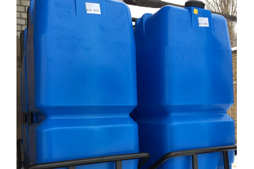 Емкости в металлической обрешетке