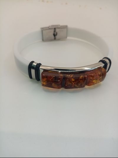 Браслет на каучуковом ремне с янтарем разных оттенков