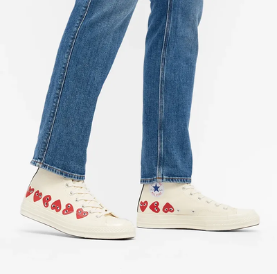 Кеды Converse Play Comme des Garçons высокие белые на ноге с джинсами 162972c