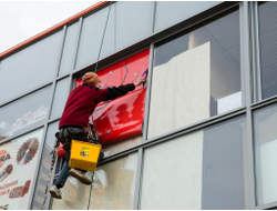 Монтаж самоклеящейся пленки