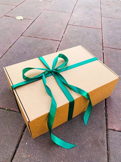 2 штуки - Подарочная коробка с наполнителем КРАФТ и зеленой лентой (37x26x12 см)