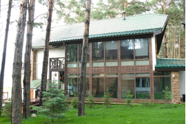 Остекленный фасад загородного дома