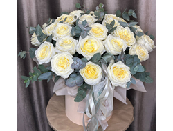 25 пионовидных роз с эвкалиптом в шляпной коробке