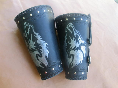 Наручи с ножом "Волк в лесу".