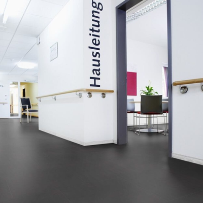 Виниловый пол Wineo 800 Tile XL Solid Black DB00103-2 в интерьере  офисного здания