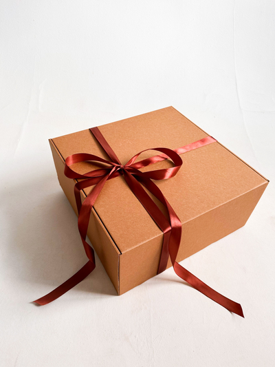 Огромная подарочная коробка GILEV 45х45х20см с коричневой лентой и наполнителем крафт