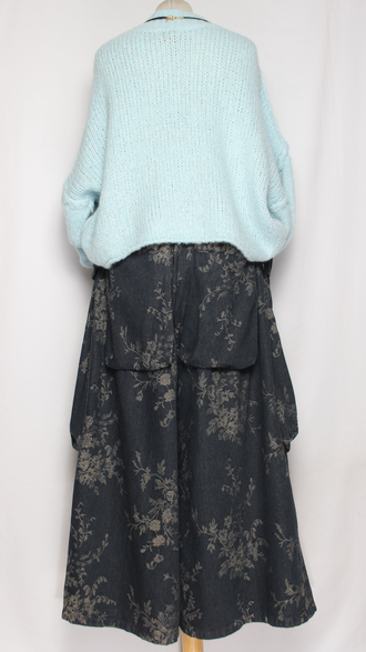 БРЮКИ-ЮБКА джинс-гобелен "КРЕАТИВНЫЕ КАРМАНЫ" мелкие цветы черные, синие р.46-54