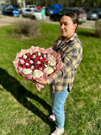 Ягодный букет с зефирными цветами